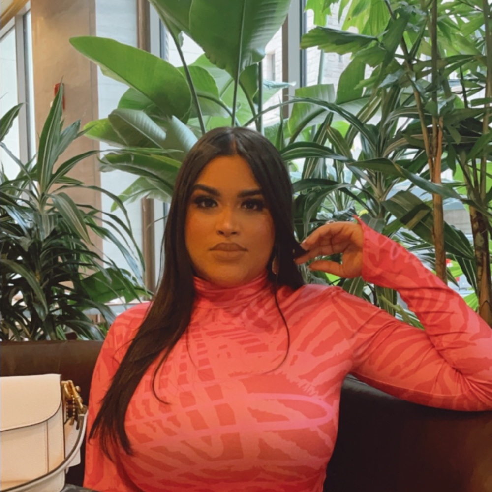 Hi, I’m Gloria ! Check my page and buy something nice for yourself ♥️